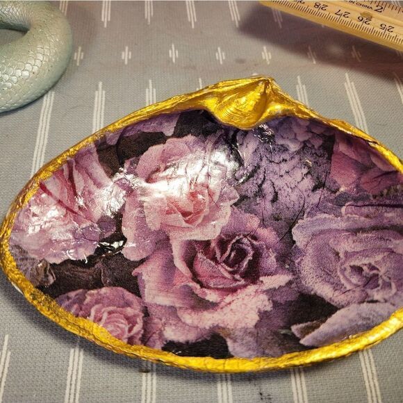 DECOUPAGE CLAM SHELL DECOUPAGE ROSES 🌹 ON A CLAM SHELL TRINKET DISH - Picture 4 of 10